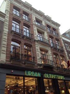 urban-outfitters-gevelrenovatie-onderhoud-beton-rot-voegen-reinigen-schoonhakken-persoongeveltechniek